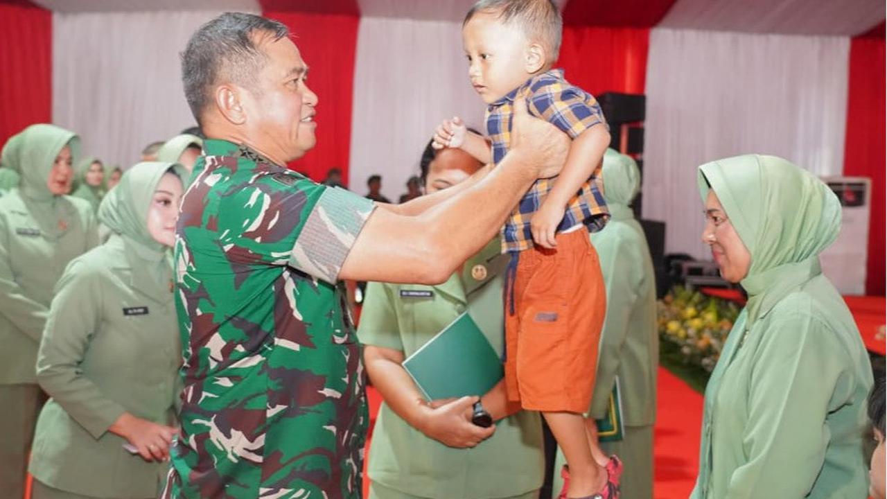FOTO: Momen Penuh Keakraban Kasad Jenderal Maruli Bersama Anak-Anak Prajurit TNI AD