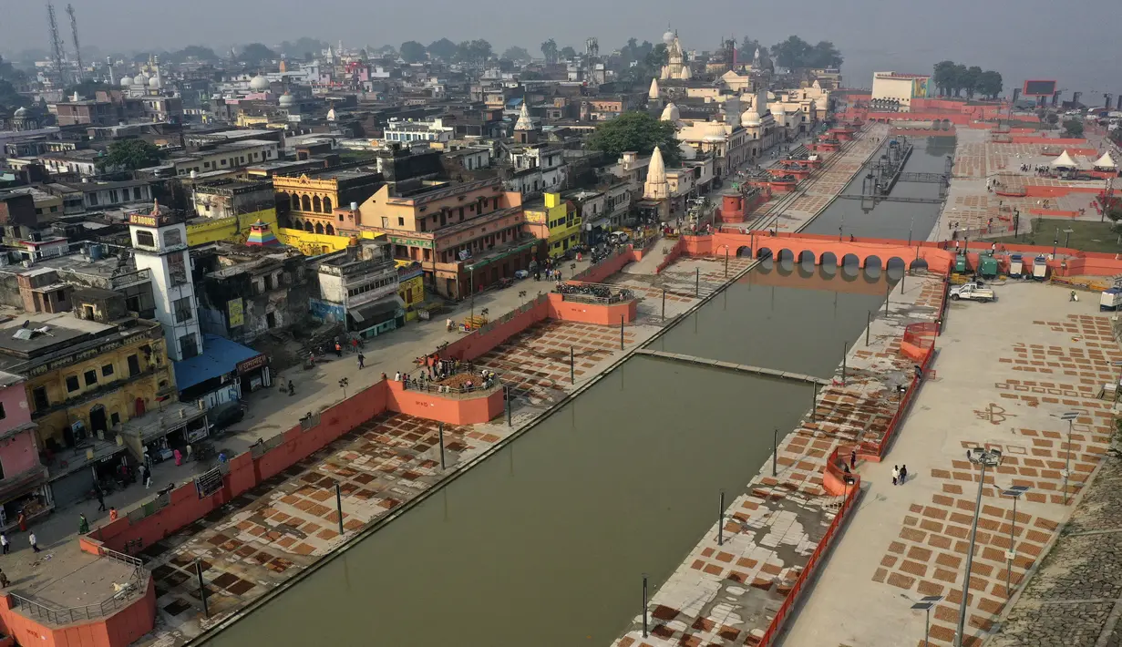 Lampu tanah diatur di tepi sungai Saryu di Ayodhya, India, Selasa (2/11/2021). Ratusan ribu lampu akan dinyalakan pada perayaan Deepotsav pada malam Diwali. (AP Photo/Rajesh Kumar Singh)