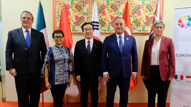 Indonesia menerima estafet keketuaan MIKTA (Meksiko, Indonesia, Korea Selatan, Turki, Australia) dari Turki dalam pertemuan MIKTA di New Delhi, India (3/2). (Dok: Kemlu RI)