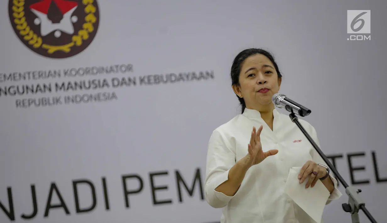 Menko PMK Puan Maharani memberi sambutan dalam penandatanganan beasiswa Teladan Tanoto Foundation di Kantor Kemenko PMK di Jakarta, Selasa (5/3). Puan meminta para mahasiswa untuk tetap fokus pada pendidikannya. (Liputan6.com/Faizal Fanani)