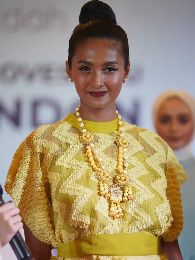 6 Gaya Makeup Wardah x Klamby di Runway London Fashion Week