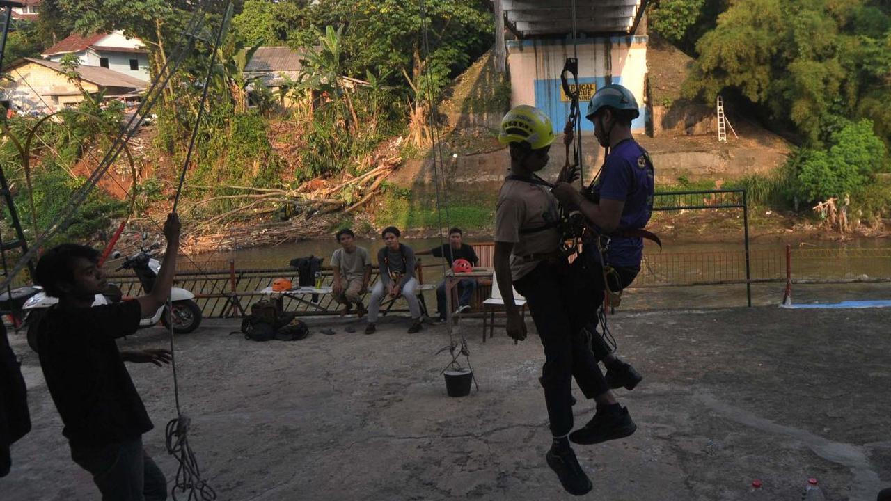 Sejumlah peserta Latgab&nbsp;Caving Jabodetabeka mengikuti latihan penyelamatan diri atau self rescue di posko Komunitas Ciliwung Panus (KCP), Depok, Jawa Barat Selasa (16/7/2024). Latihan self rescue ini dilakukan guna  penyamaan persepsi dalam teknik pe