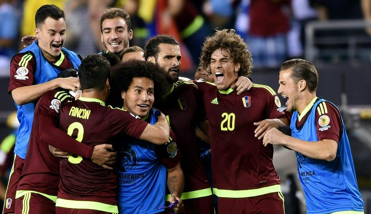 Para pemain Venezuela merayakan kemenangan timnya atas Uruguay pada babak penyisihan grup Copa America Centenario 2016 di Stadion Lincoln Financial Field, Philadelphia, AS, (10/6/2016). (AFP/Don Emmert)