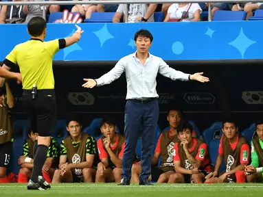 Pelatih Timnas Indonesia, Shin Tae-yong (kanan) pernah sukses membawa Korea Selatan mengalahkan Timnas Jerman di kancah Piala Dunia 2018. Sejak bergabung dengan Timnas Indonesia sejak akhir Desember 2019, STY belum pernah satu kalipun mempersembahkan gelar juara bagi Indonesia. Di ajang Piala Dunia 2023, STY bersama Timnas Indonesia berambisi untuk menunjukkan diri dengan target lolos dari grup D yang dihuni oleh Jepang, Irak, dan Vietnam. (AFP/Joe Klamar)