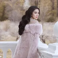 Gaun dari fashion house Fendi ini kelihatan super stunning dipakai seleb ini. (Sumber foto: princessyahrini/instagram)