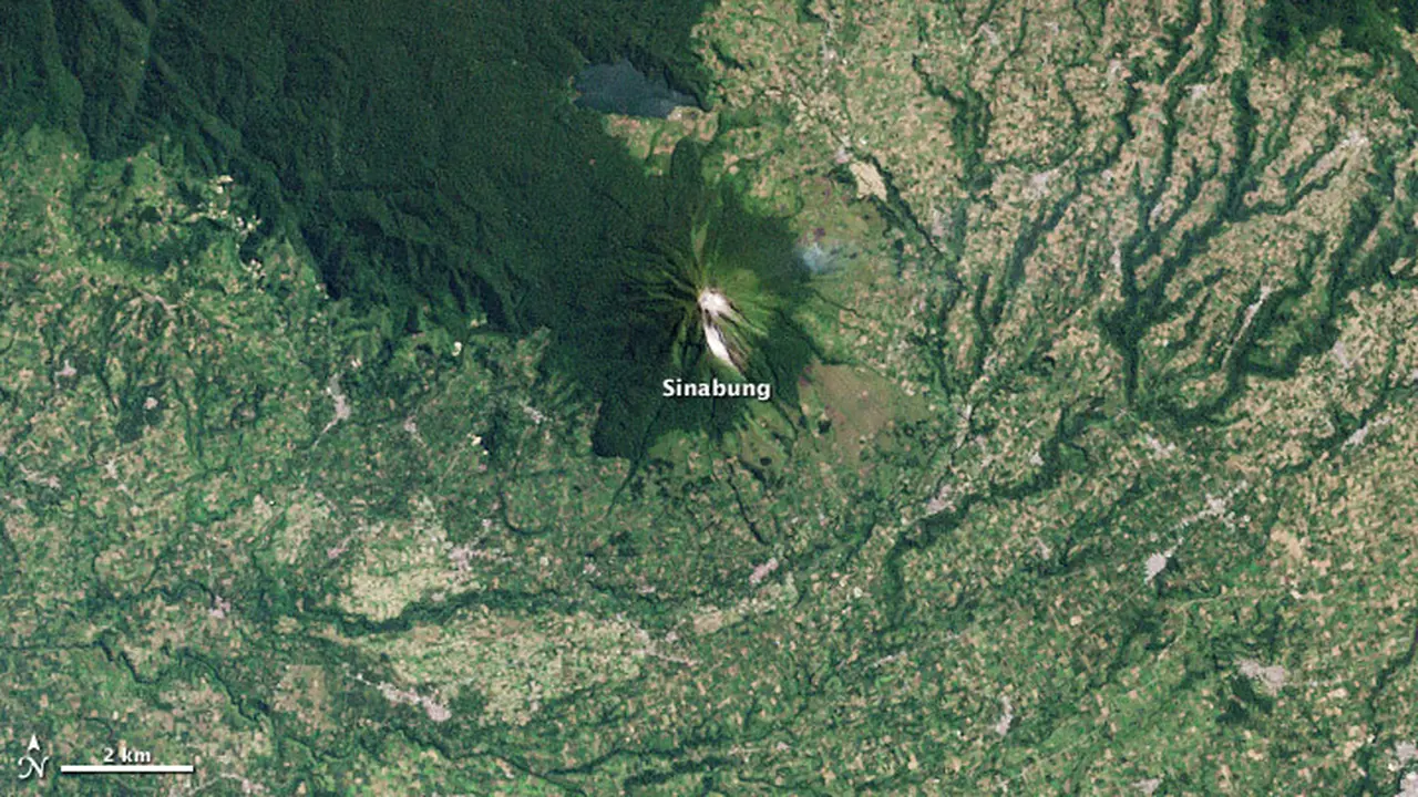 NASA mengabadikan foto satelit Gunung Sinabung pada 19 Mei 2003. Kala itu Sinabung sedang tidur. (NASA/ Robert Simmon/ Landsat 7)