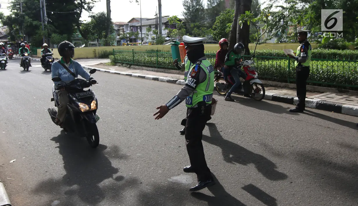 Polisi menghentikan pengendara bermotor saat Operasi Keselamatan Jaya 2018  di Jalan Letjen Suprapto, Jakarta Pusat, Senin (5/3). Operasi berkendara ini lebih menekankan pentingnya kesadaran untuk tertib dalam berlalulintas. (Liputan6.com/Arya Manggala)