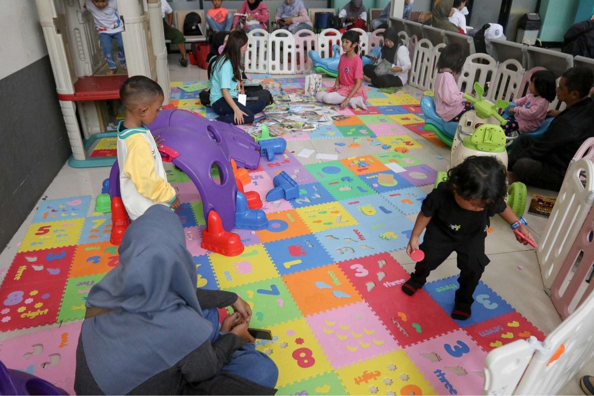 Stasiun Pasar Senen dipadati pemudik jelang Lebaran 2025