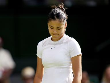 Petenis asal Inggris, Emma Raducanu, harus angkat koper lebih cepat usai tersingkir pada putaran kedua Wimbledon 2022. (AP/Alastair Grant)