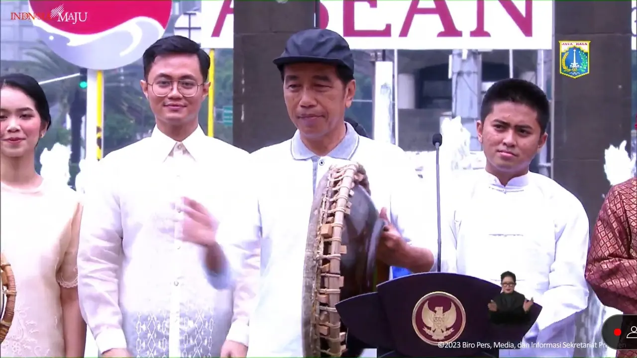 Presiden Joko Widodo melakukan Kick Off Asean Indonesia 2023, dengan berjalan pagi di kawasan Bundaran Hotel Indonesia Jakarta.
