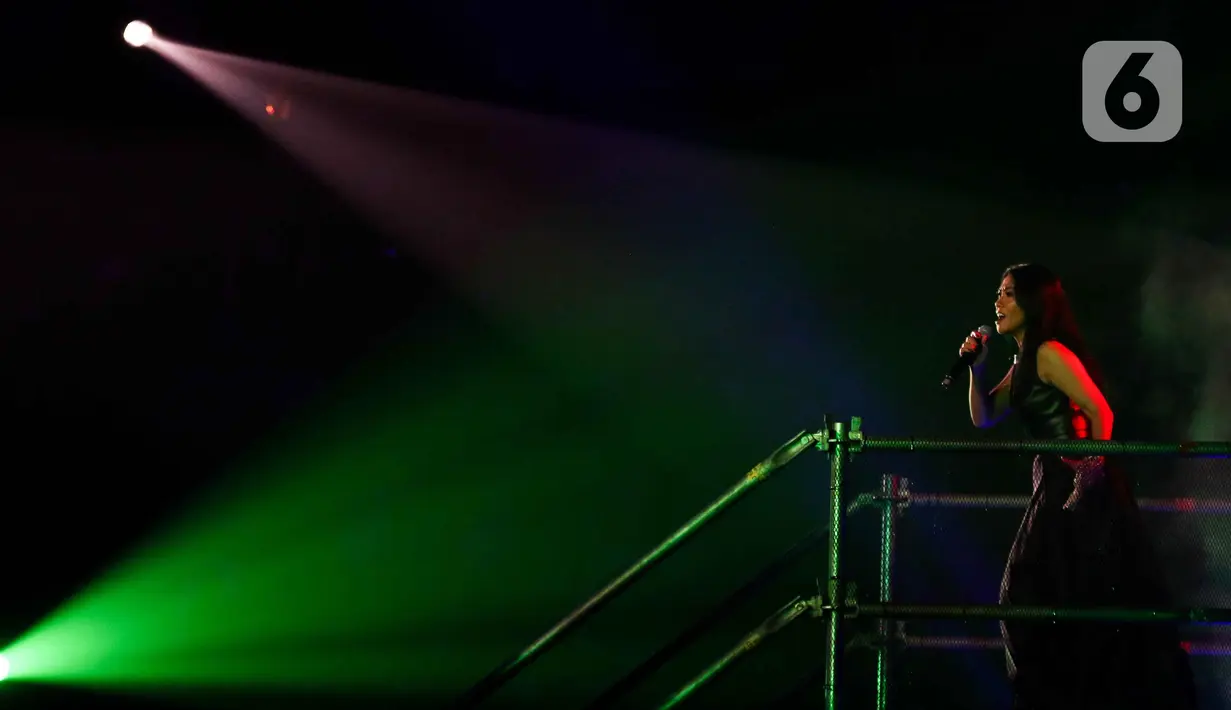 Membuka penampilan pada konser tunggalnya, Isyana Sarasvati membawakan satu lagu bergenre seriosa bertajuk "Je veux vivre dans ce reve (Roméo et Juliette)". (Liputan6.com/Herman Zakharia)