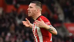 Pierre-Emile Hojbjerg dipercaya mengenakan ban kapten Southampton menjelang akhir musim 2018/2019. Namun belum genap setahun, ia memberikan pernyataan yang membuat jabatannya tersebut dicopot. Hojbjerg mengungkapkan ingin pindah ke klub dengan level yang lebih tinggi. (AFP/Glyn Kirk)