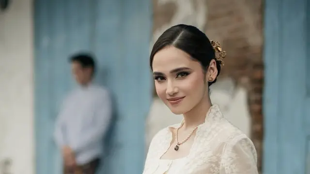 Bak Pangeran dan Putri, 6 Potret Romantis El Rumi dan Syifa Hadju Dibalut Busana Adat Jawa saat Prewedding di Keraton Solo