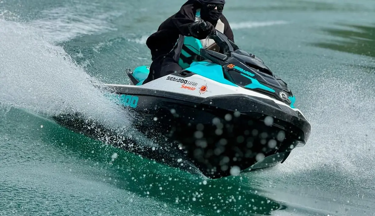 Mengenakan gamis syar'i lengkap dengan jilbab panjang, Umi Pipik tetap terlihat santai saat mengendalikan jet ski. Ia menyusuri perairan Danau Toba selama 45 menit dengan rute dari Samosir hingga Toba. Meskipun menggunakan pakaian tertutup, ia tetap lincah dan fokus menjaga keseimbangan selama perjalanan. (Liputan6.com/IG/@_ummi_pipik_)