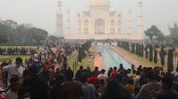 Taj Mahal padat calon wisatawan pada 19 Desember 2020. (dok. Pawan SHARMA / AFP)