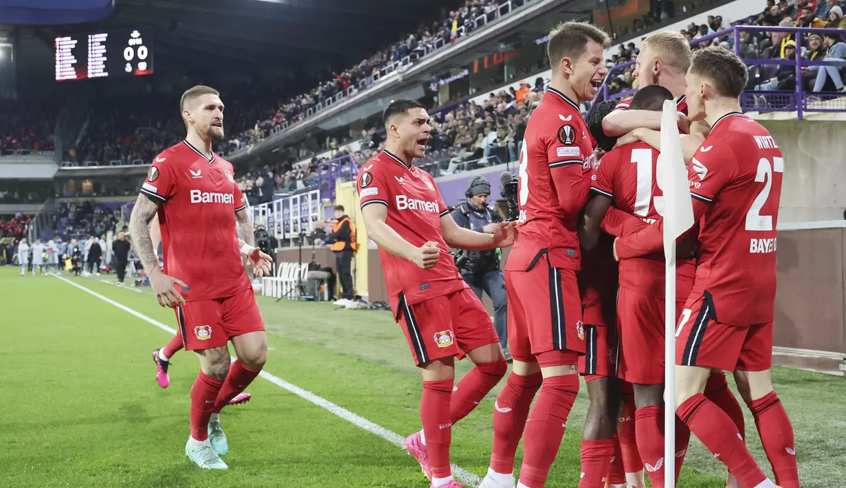 Pemain Bayer Leverkusen merayakan gol yang dicetak oleh Moussa Diaby ke gawang Union St. Gilloise pada laga leg kedua perempat final Liga Europa di Stadion Anderlecht, Jumat (21/4/2023). (AP Photo/Geert Vanden Wijngaert)