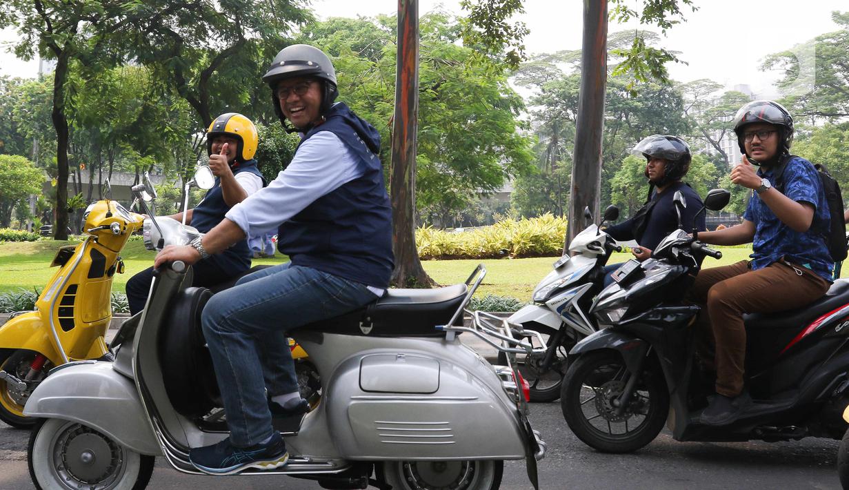 Gubernur DKI Jakarta, Anies Baswedan, menaiki sepeda motor vespa saat melintas di Jalan Jenderal Sudirman, Jakarta Pusat, Minggu (16/10/2022). Sebelumnya, Anies Baswedan bersama Ahmad Riza Patria berpamitan sekaligus mengucapkan terima kasih kepada warga Jakarta di halaman Balai Kota DKI Jakarta. (Liputan6.com/Herman Zakharia)