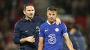 Pelatih Chelsea, Frank Lampard (kiri), berusaha menenangkan Cesar Azpilicueta setelah laga tunda pekan ke-32 Liga Inggris 2022/2023 yang dimenangkan oleh Manchester United, Jumat (26/5/2023). Hasil ini merupakan kekalahan Chelsea yang ke-22 pada semua ajang di musim ini.  (AP Photo/Dave Thompson)