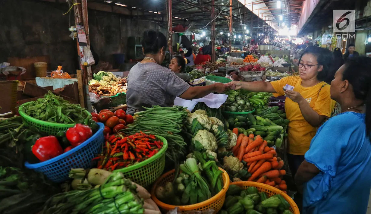 Aktivitas jual beli sembako di Pasar Kebayoran Lama, Jakarta, Kamis (2/5/2019). Harga kebutuhan pokok mengalami kenaikan menjelang bulan suci Ramadan. (Liputan6.com/JohanTallo)