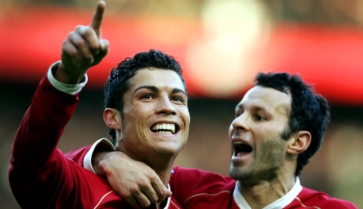 Ryan Giggs. Gelandang yang total 24 musim memperkuat Manchester United mulai 1990/1991 hingga 2013/2014 ini tercatat 204 kali bermain bersama Cristiano Ronaldo. Bersama Setan Merah ia mengoleksi total 963 penampilan dengan torehan 168 gol dan 250 assist. (Foto: AFP/Paul Ellis)