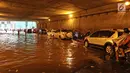 Pengendara mengambil lajur sebelah kanan untuk menghindari banjir di terowongan (underpass) Cawang, Jalan MT Haryono, Jakarta, Selasa (12/12). Hujan deras yang mengguyur sebagian Jakarta mengakibatkan banjir di kawasan ini. (Liputan6.com/Herman Zakharia)