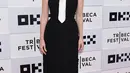 Aktris Jessica Chastain menghadiri pemutaran perdana film The Forgiven pada Festival Film Tribeca 2022 di BMCC Tribeca PAC, New York City, Amerika Serikat, 14 Juni 2022. Jessica Chastain mengenakan gaun hitam tanpa lengan dengan dasi satin putih. (Angela Weiss/AFP)