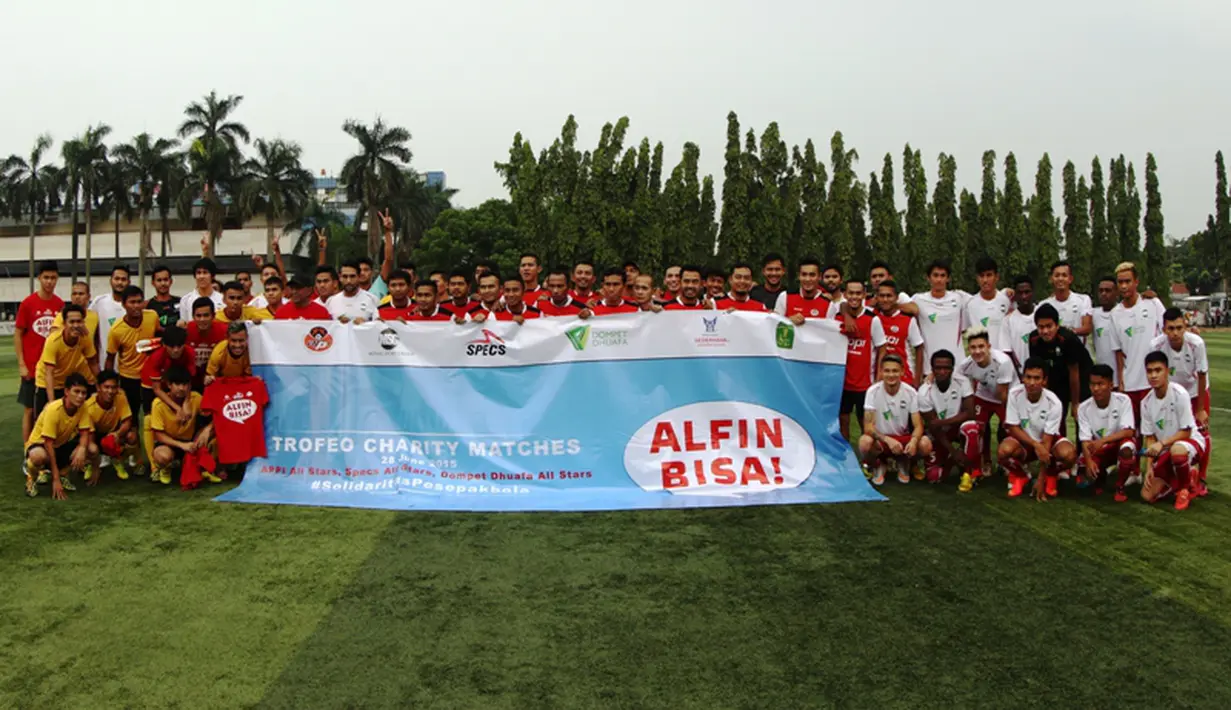 Para pemain yang tergabung dalam tiga tim berpose sebelum bertanding dalam Trofeo Charity Match. (Bola.com/Arief Bagus)