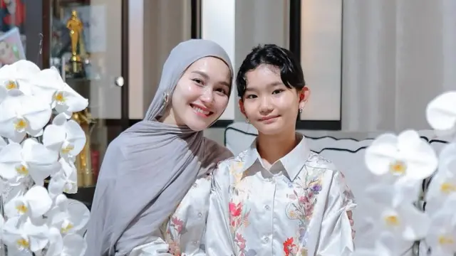 Gaya Artis Wanita Kenakan Gamis saat Rayakan Idul Adha 2025