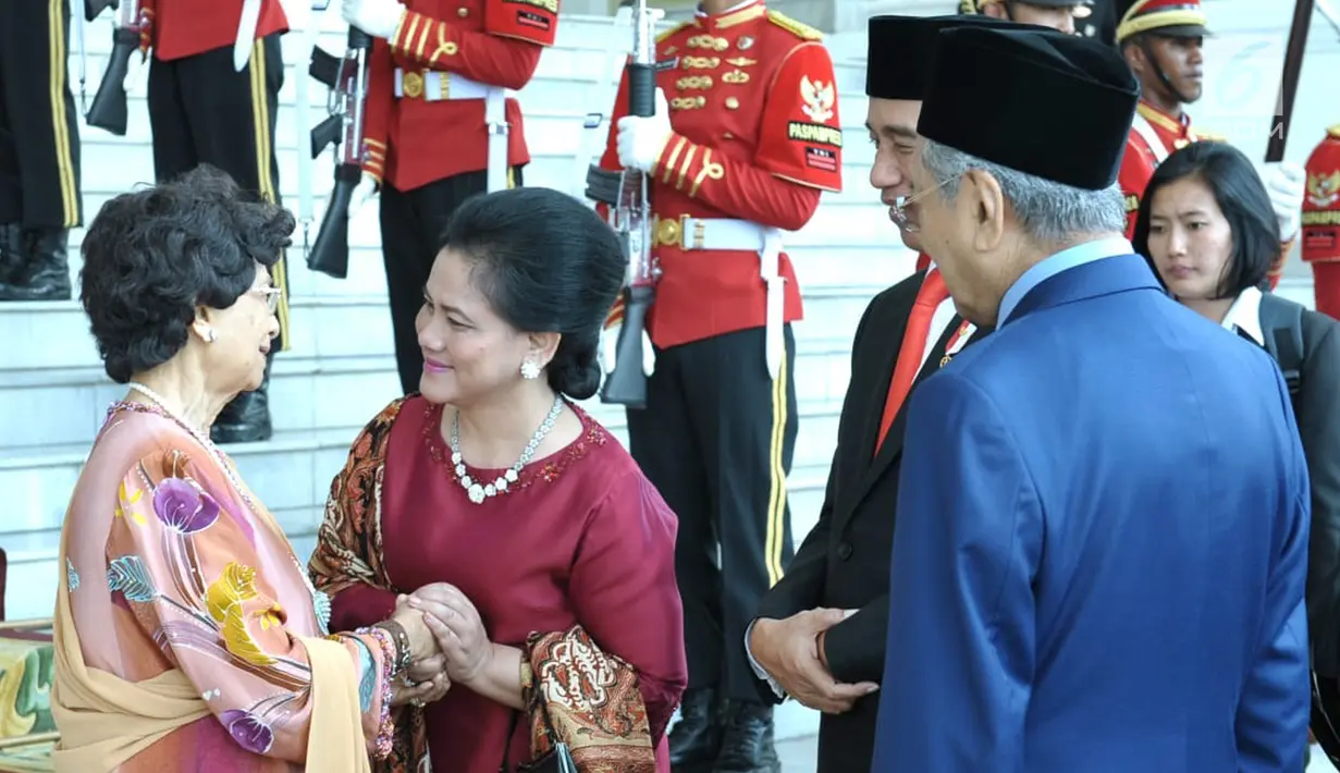 Presiden Joko Widodo atau Jokowi (dua kanan) dan Ibu Negara Iriana Jokowi (dua kiri) menyambut PM Malaysia Mahathir Mohamad (kanan) beserta istri, Siti Hasmah (kiri) di Istana Bogor, Jawa Barat, Jumat (29/6). (Liputan6.com/Pool/Biro Pers Setpress)