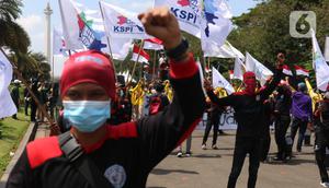 Buruh dari berbagai aliansi menggelar aksi memperingati Hari Buruh Internasional atau May Day di Jakarta, Sabtu (1/5/2021). Dalam aksinya mereka meminta pemerintah untuk mencabut Omnibus Law dan memberlakukan upah minimum sektoral (UMSK) 2021. (Liputan6.com/Angga Yuniar)