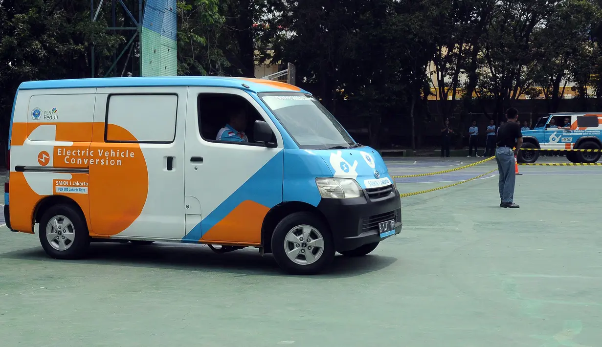 PLN Unit Induk Distribusi (UID) Jakarta Raya bersama Dinas Pendidikan DKI Jakarta melakukan peluncuran Konversi Kendaraan Listrik atau "Electric Vehicle Conversion" (Elvis) di SMK 26 Jakarta. (merdeka.com/Imam Buhori)
