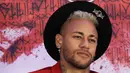 Pemain PSG, Neymar, berpose saat merayakan pesta ulang tahunnya di Paris, Senin (4/1). Penyerang asal Brasil itu merayakan hari jadi yang ke-27 tahun dengan keadaan cedera. (AFP/Thomas Samson)