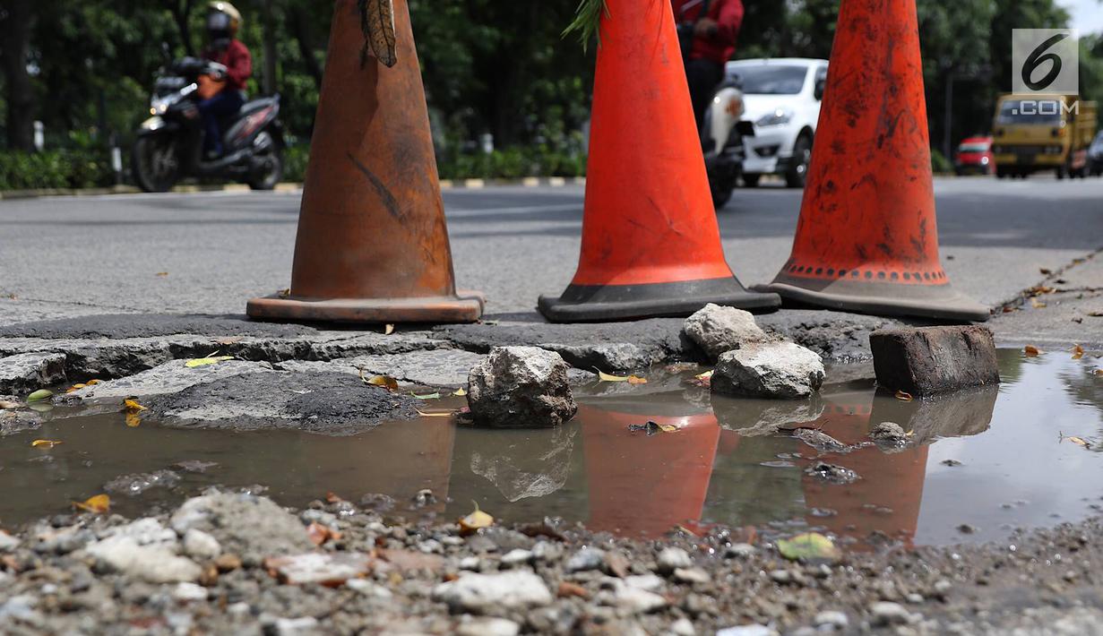 FOTO : Jalan Berlubang di Tanjung Barat Bahayakan Pemotor - Foto ...