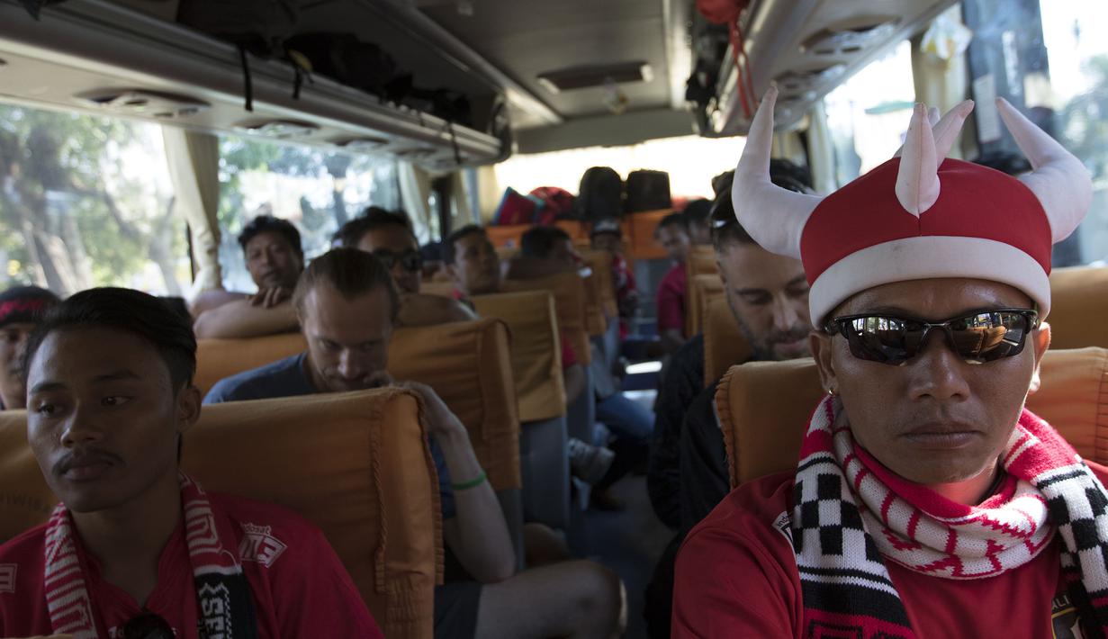 Sejumlah pendukung Bali United berada di dalam bis saat perjalanan menuju Stadion Kanjuruhan, Malang, Sabtu (19/9/2015). (Bola.com/Vitalis Yogi Trisna)