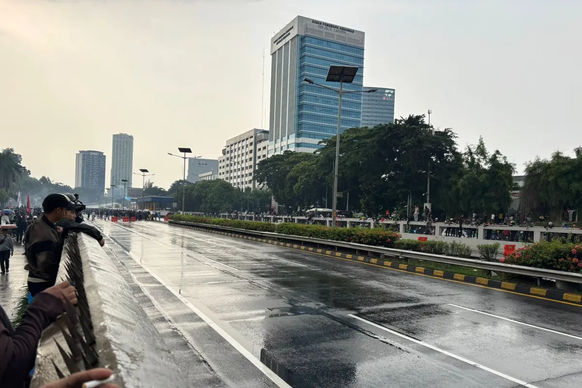 Massa demo gedung DPR  bergerak ke dalam ruas Tol Dalam kota dan melakukan pemblokiran Jalan. Kendaraan pun akhirnya terhenti dan tidak bisa bergerak. (Liputan6/Ady Anugrahadi)