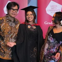 Putri semata wayang pasangan Armand Maulana dan Dewi Gita, Naja Dewi Maulana akhirnya lulus kuliah S1 di  Leeds Arts University, Inggris. [Foto: IG/najandmm/armandmaulana04/dewigita01].