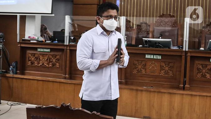 Terdakwa Ferdy Sambo memberi salam sebelum dimulainya sidang lanjutan kasus pembunuhan berencana terhadap Brigadir Nopriansyah Yosua Hutabarat di Pengadilan Negeri Jakarta Selatan, Jakarta, Selasa (17/1/2023). Ferdy Sambo didakwa melakukan pembunuhan berencana terhadap Brigadir N Yosua Hutabarat. (Liputan6.com/Johan Tallo)