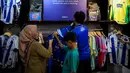 Suporter tim Maung Bandung memadati Persib Store di Kota Bandung, Jawa Barat, Sabtu (23/5/2026). (Bola.com/Bagaskara Lazuardi)