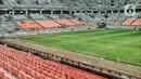 Pekerja saat menyelesaikan proyek pembangunan Jakarta International Stadium (JIS), Papanggo, Jakarta Utara, Selasa (7/12/2021). Rencananya JIS akan menggunakan atap buka tutup otomatis (retractable roof) serta lampu berstandar FIFA. (merdeka.com/Iqbal S Nugroho)