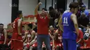 Pelatih timnas bola basket Indonesia, Wahyu Widayat Jati, memberikan arahan kepada anak asuhnya saat laga uji coba melawan Satria Muda di BSD, Tangerang, Jumat (21/7/2017). Timnas Basket menang 87-52 atas Satria Muda. (Bola.com/M Iqbal Ichsan)