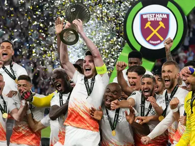 Pemain West Ham United Declan Rice mengangkat trofi setelah memenangkan pertandingan sepak bola final UEFA Europa Conference League antara Fiorentina melawan West Ham United di Eden Arena, Praha, Republik Ceko, Rabu (7/6/2023). West Ham United menang 2-1. (AP Photo/Petr David Josek)