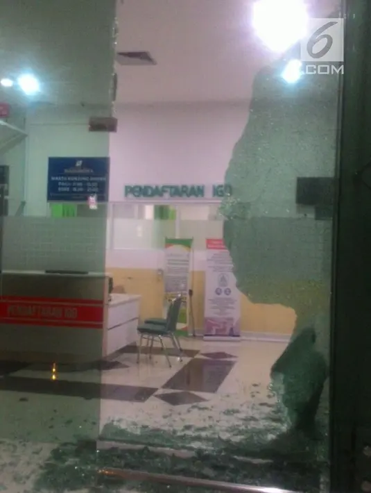 Sebuah pintu kaca  pendaftaran IGD di Rumah Sakit Umum Daerah (RSUD) Banyumas, Jateng,  pecah akibat gempa mencapai 6,9 Skala Richter (SR), Sabtu (16/12). (Liputan6.com/Pool)