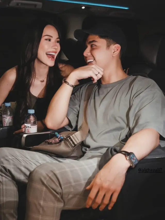 Alyssa Daguise Menyaksikan Formula 1 mengenakan tanktop hitam. [@alyssadaguise]