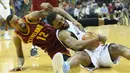 Aksi pemain Memphis Grizzlies, Tony Allen (depan) saat berebut bola dengan pemain Cleveland Cavaliers, Jordan McRae (belakang) pada laga NBA di FedExForum, (14/12/2016). Memphis menang 93-85. (Reuters/Nelson Chenault-USA TODAY Sports)