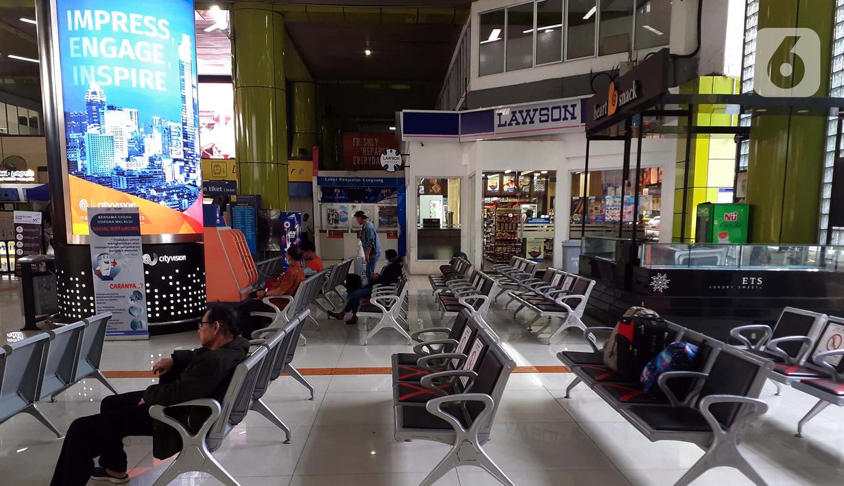 Foto Banyak Jadwal Perjalanan Dibatalkan Stasiun Gambir Dan Pasar Senen Sepi News Liputan6 Com