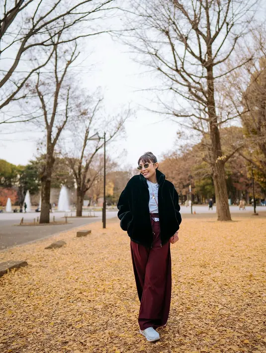 Perpaduan ini memberikan keseimbangan sempurna antara kesan kasual dan elegan. Sebagai inner, Ayu memilih kaus putih yang membuat keseluruhan tampilan lebih segar dan clean. Ia melengkapinya dengan sepatu putih yang serasi, memberikan kesan effortless chic yang sangat inspiratif untuk kamu yang ingin tampil keren tanpa mengorbankan kenyamanan.