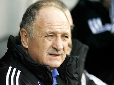 Chelsea's Brazilian manager Luiz Felipe Scolari is pictured before a Premier League match against Fulham at Craven Cottage in London, on December 28, 2008. AFP PHOTO / Glyn Kirk