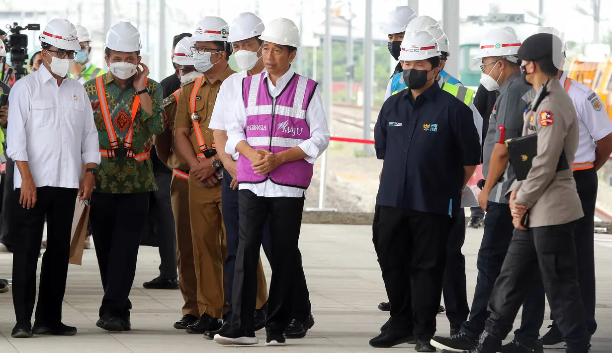 Presiden Joko Widodo atau Jokowi (tengah) meninjau proyek Kereta Cepat Jakarta-Bandung di Stasiun Tegalluar, Bandung, Jawa Barat, (13/10/2022). Jokowi dan Presiden China Xi Jinping direncanakan akan melakukan uji dinamis Kereta Cepat Jakarta-Bandung pada gelaran KTT G20 di November 2022. (Liputan6.com/Herman Zakharia)