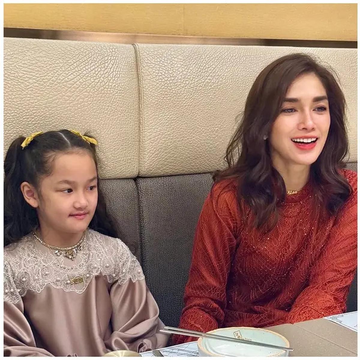 6 Potret Quality Time Ussy dan Sheva, Putri Bungsu Kian Cantik di Usia 8 Tahun