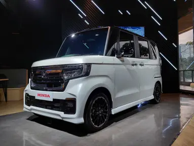 Honda N-Box yang memiliki desain mengotak yang modern dengan wajah khas "Solid Wing Face" Honda. (Source: honda-indonesia.com)